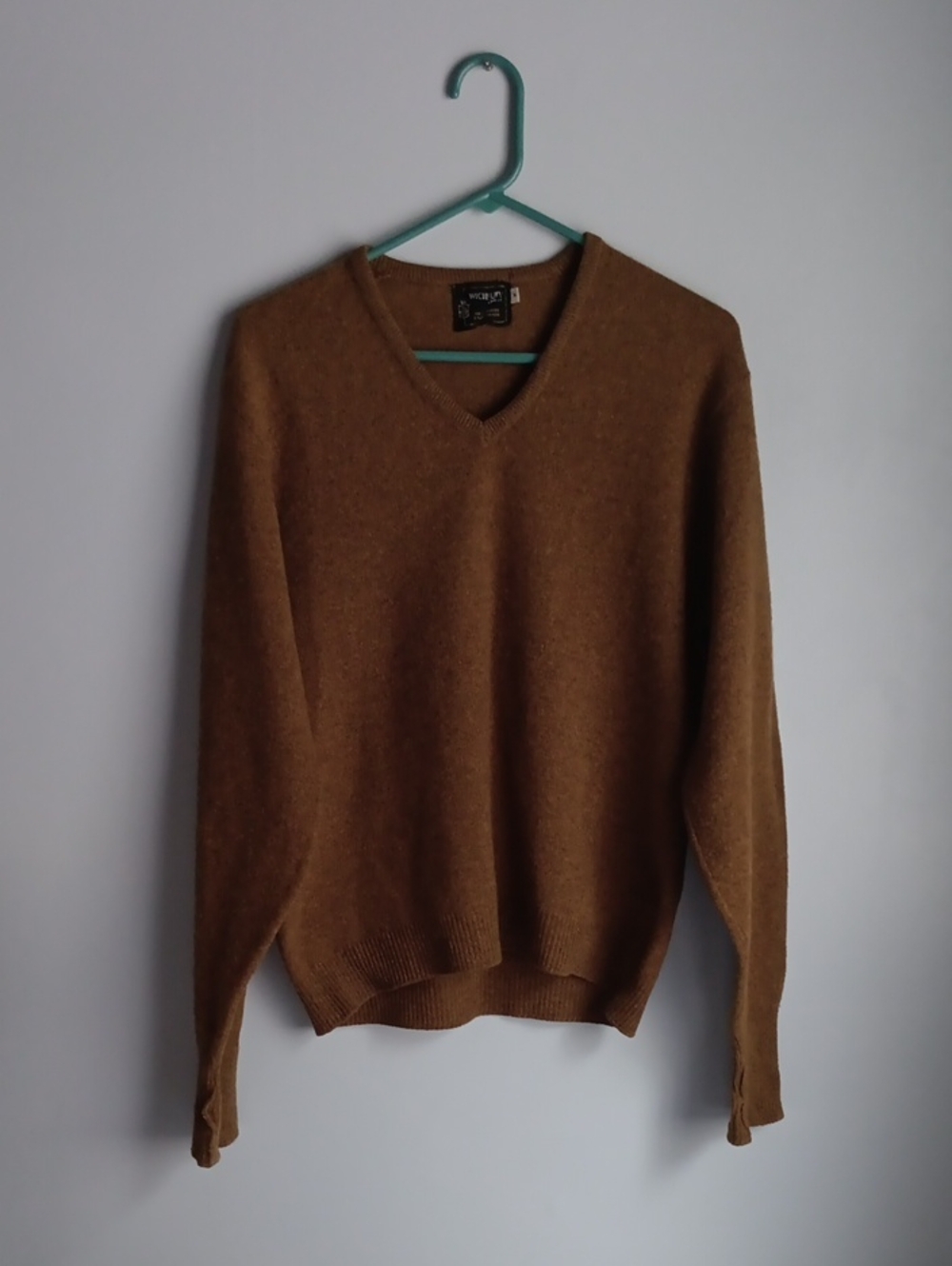 Men's V-Neck Cashmere Sweater in Tobacco Brown